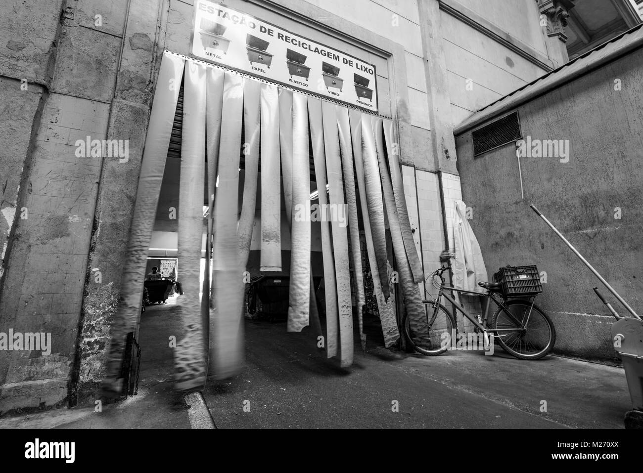 SAO PAULO, BRÉSIL - le 02 février : Noir et blanc photo de l'entrée de la station de recyclage des déchets à l'intérieur Mercadao à Sao Paulo, Brésil. Banque D'Images