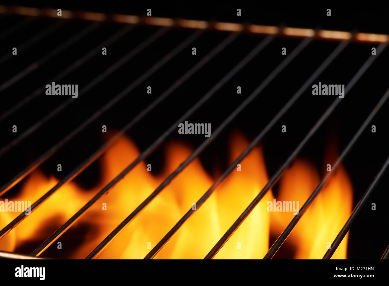 Noir propre vide grill avec flamme. Contexte alimentaire culinaire Banque D'Images