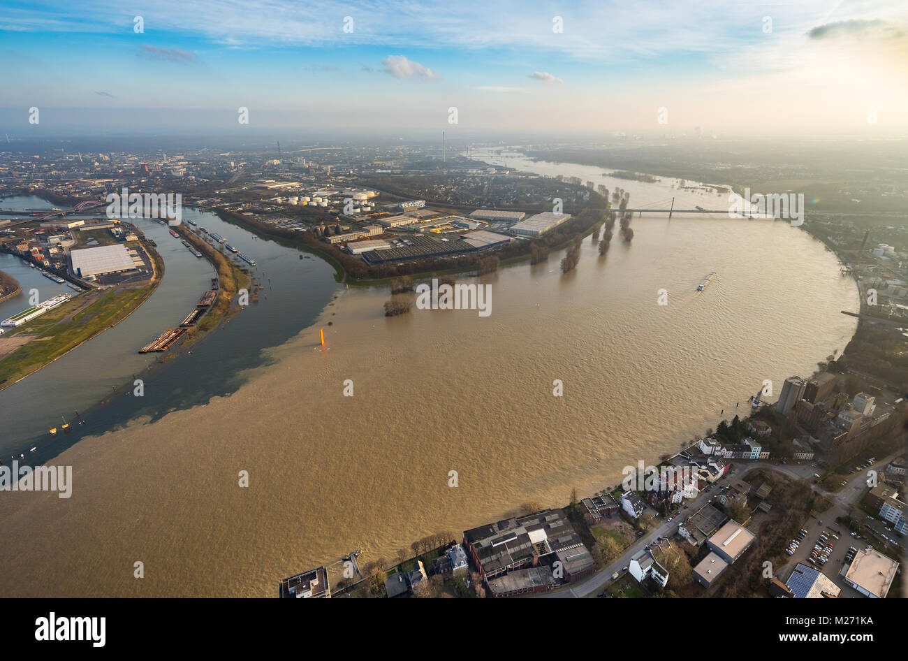 Les inondations du Rhin entre Duisburg et Dinslaken, Voerde dans l'état de Rhénanie du Nord-Westphalie. Deuxième niveau de crête après les inondations du Rhin en 2018. Embouchure de la r Banque D'Images