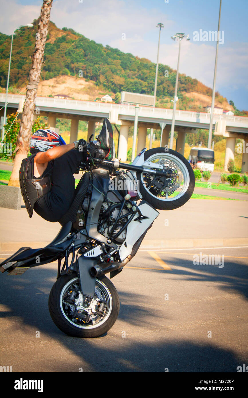 Stuntrading sur cascades moto en roulant sur la roue arrière d'un Willie stoppix Banque D'Images