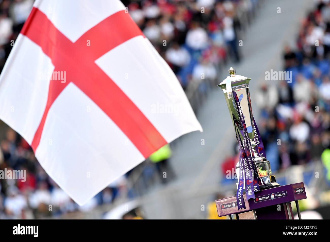 Le trophée du tournoi avec le drapeau de l'Angleterre 04/02/2018 Roms, Stadio Olimpico NatWest 6 Nations Trofeo Sei Nazioni Italia - Ing Banque D'Images