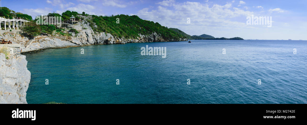 Cette image est un panorama d'une belle vue sur la mer et une chaîne de montagnes Banque D'Images