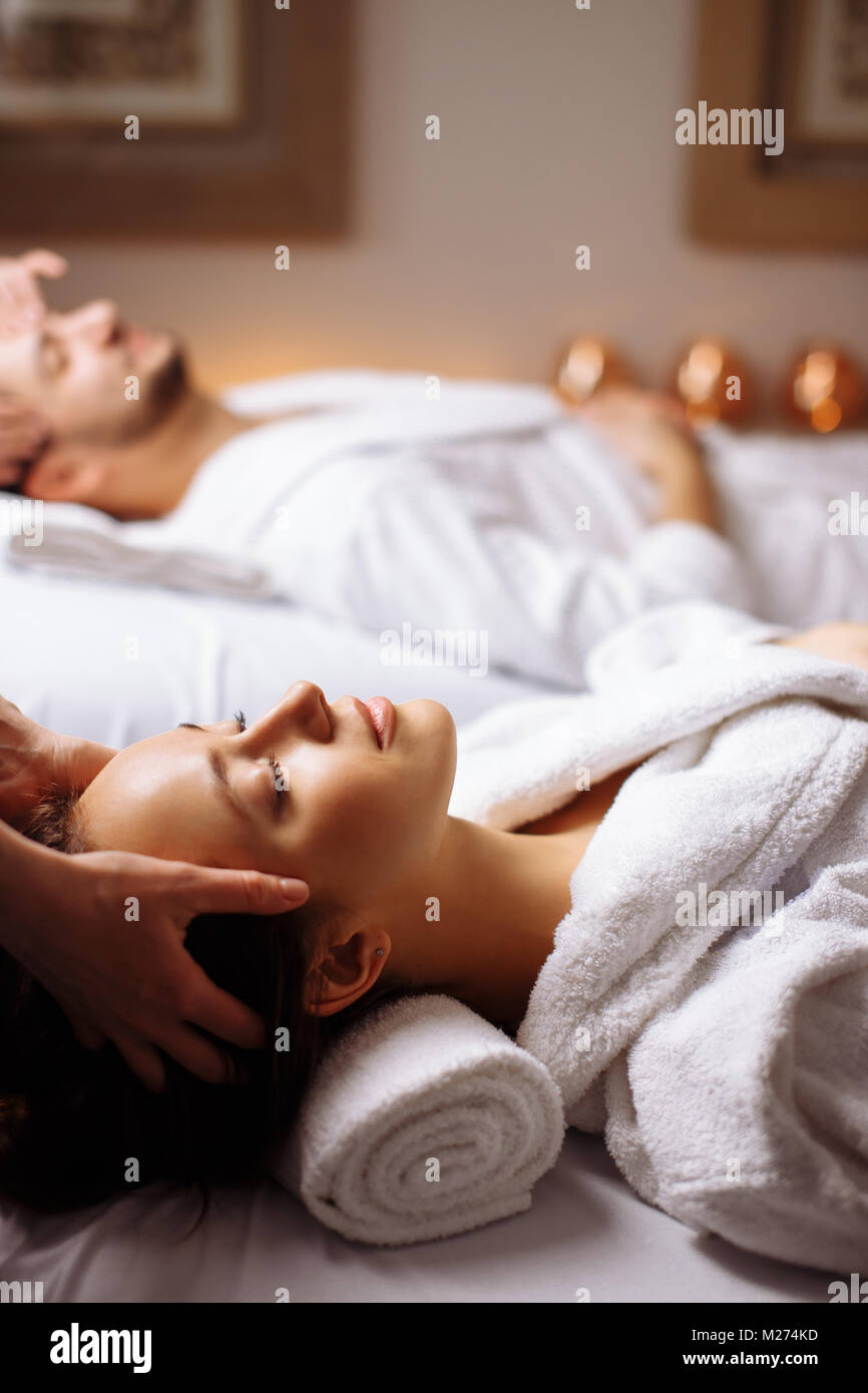 Jeune couple recevant head massage beauty spa Banque D'Images