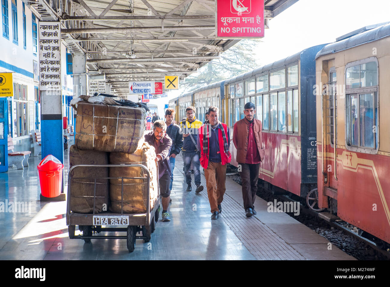 Shimla gare dans le 'petit train' ligne de chemin de fer de Kalka à Shimla, Inde Banque D'Images