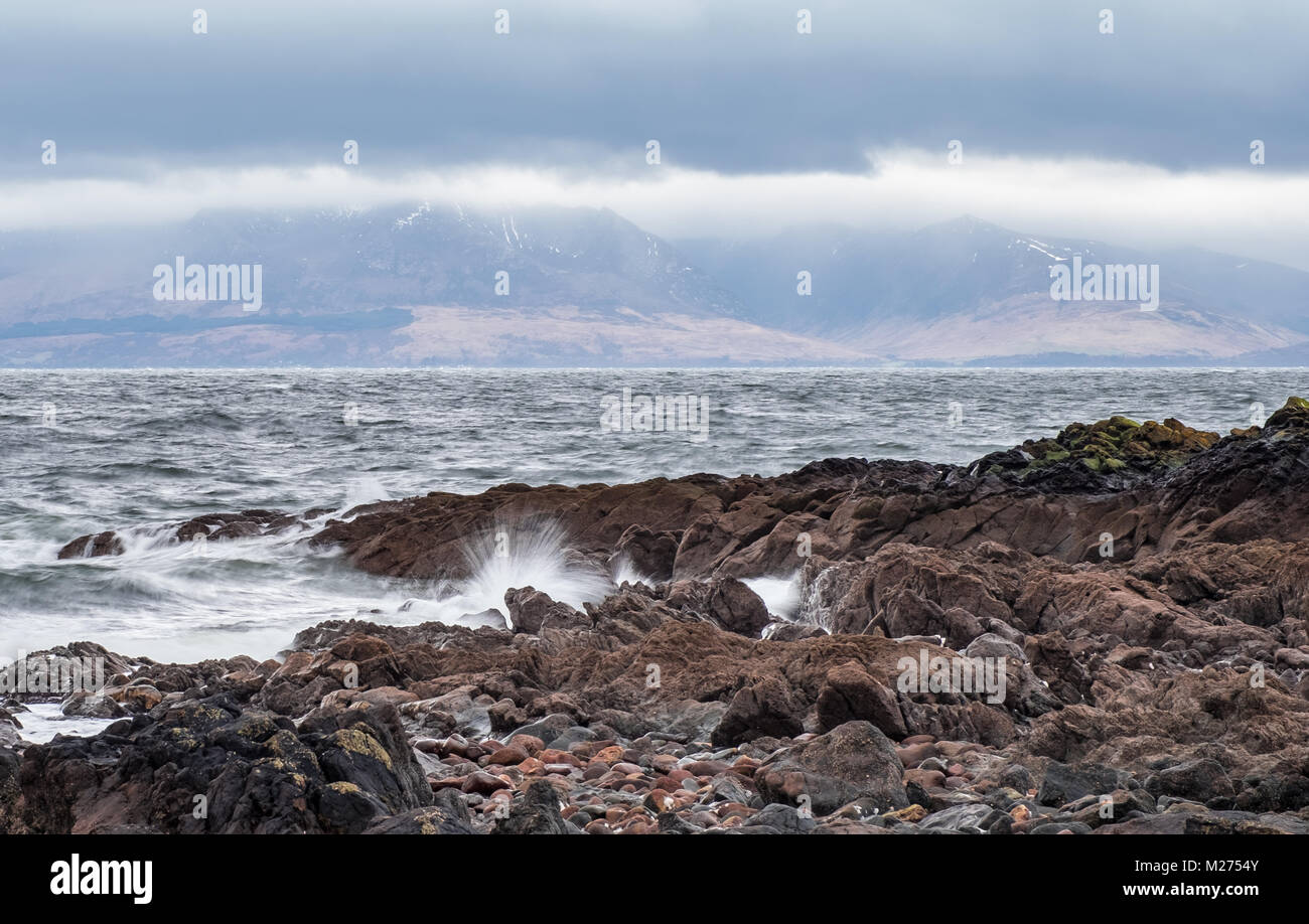 Regardant par-dessus de la plage de l'Arran au Seamill Montagne sur une froide journée orageuse avec thunder clouds. Il y a une brume en face de l'Arran Banque D'Images