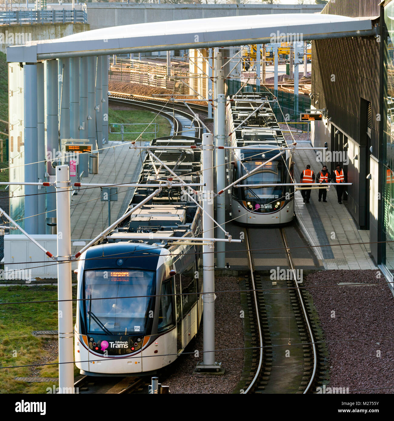 Voir des tramways sur les plates-formes modernes à la passerelle d'Édimbourg et la station de tramway qui relie Scotrail voyageurs des trains avec le tram d'Édimbourg Banque D'Images