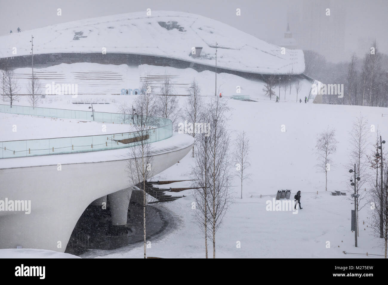 Vue sur le Centre des médias et le toit en verre de la salle de concert couverte de neige après une forte chute de neige dans le parc Zaryadie à Moscou, Russie Banque D'Images