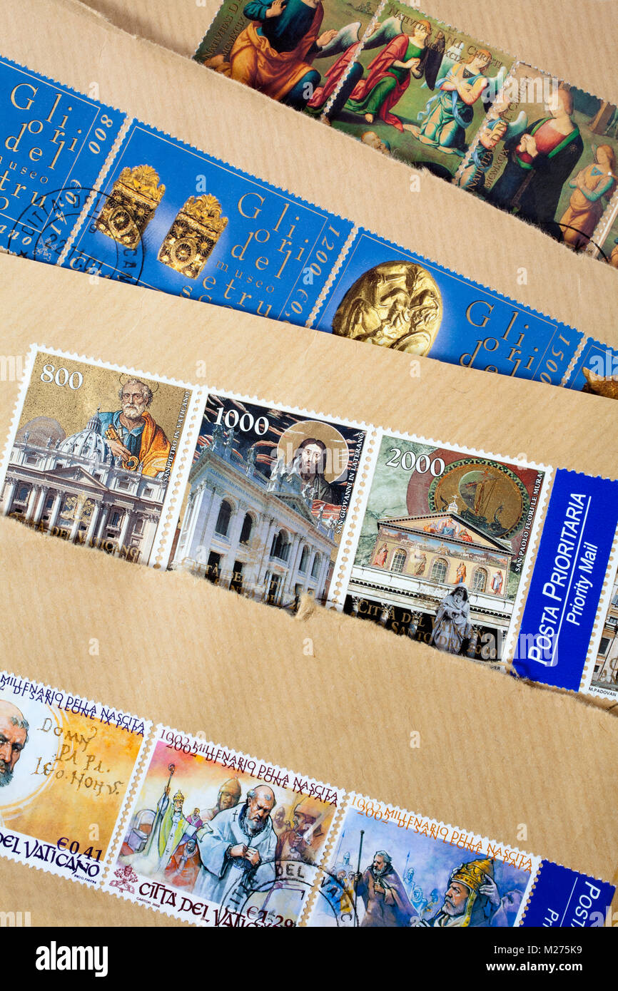Timbres du Vatican sur une lettre, estampillé, Vatican, Italie, Europe, Gestempelte Briefmarken aus dem Vatikan, Banque D'Images