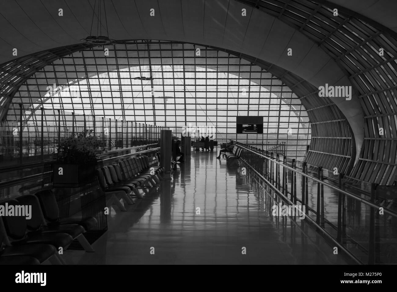 Abstract image en noir et blanc de l'architecture d'intérieur d'un bâtiment moderne. Banque D'Images