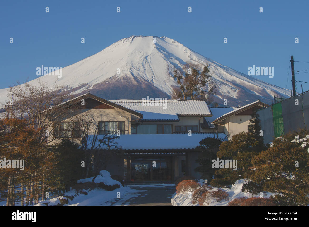 Vue magnifique sur le paysage de montagne Fuji ou Mt.Fuji recouvertes de neige en hiver au lac Yamanaka saisonniers, au Japon. Banque D'Images