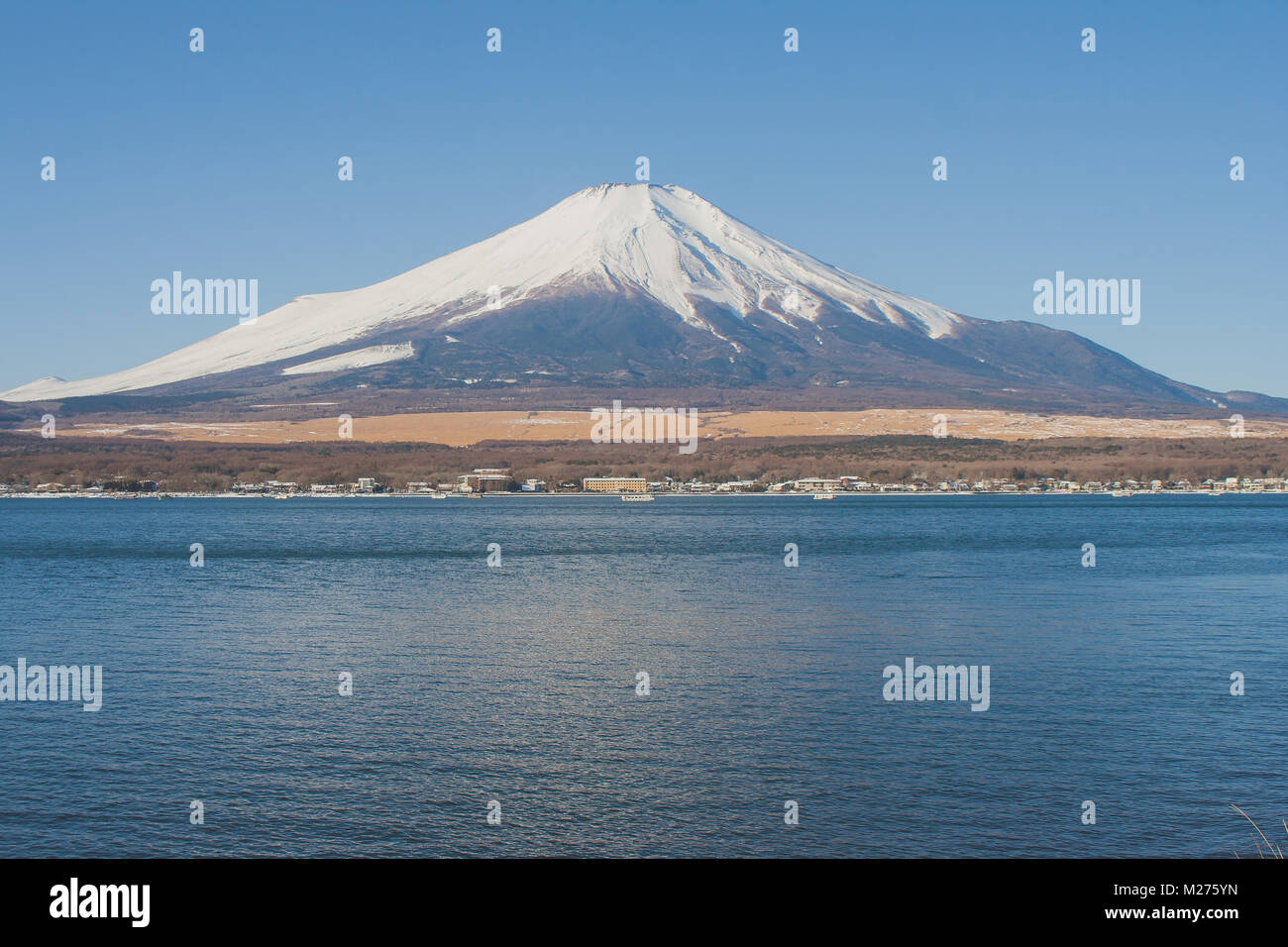 Vue magnifique sur le paysage de montagne Fuji ou Mt.Fuji recouvertes de neige en hiver au lac Yamanaka saisonniers, au Japon. Banque D'Images