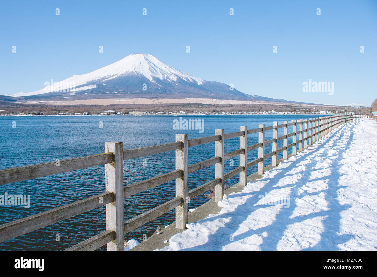 Vue magnifique sur le paysage de montagne Fuji ou Mt.Fuji recouvertes de neige en hiver au lac Yamanaka saisonniers, au Japon. Banque D'Images
