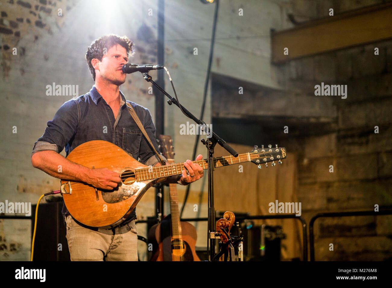 Seth Lakeman sur la scène du Festival de Cour Royal William Plymouth. Banque D'Images