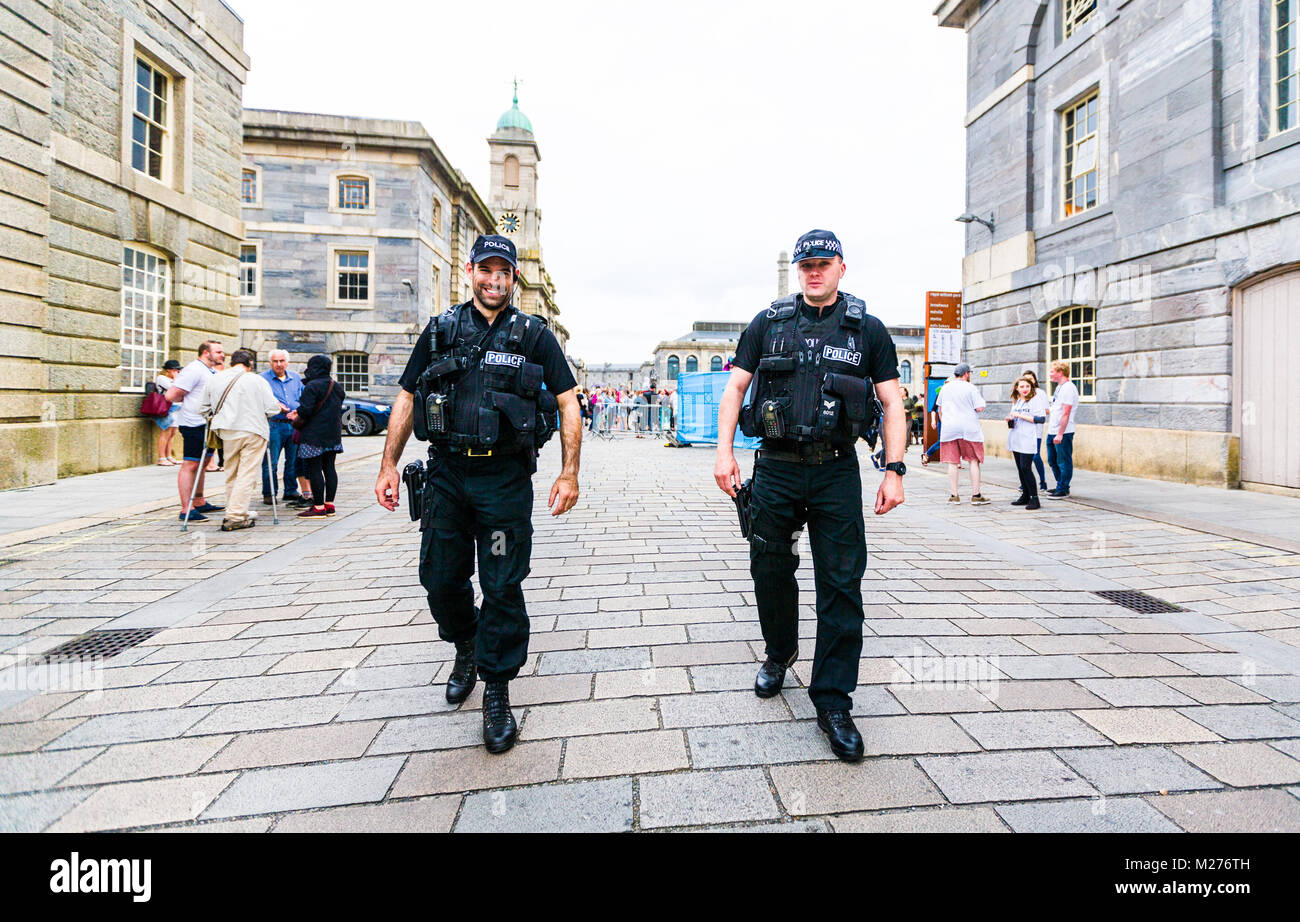 Patrouille de police armés de Plymouth Royal William Yard au cours d'un événement public. Banque D'Images