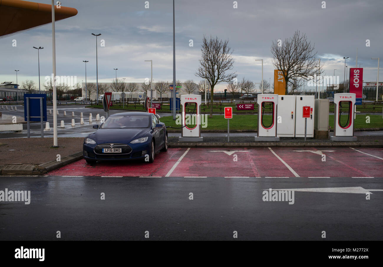 Tesla Voiture électrique point de recharge à Eurotunnel,parking Calais France. Janvier 2018 Banque D'Images