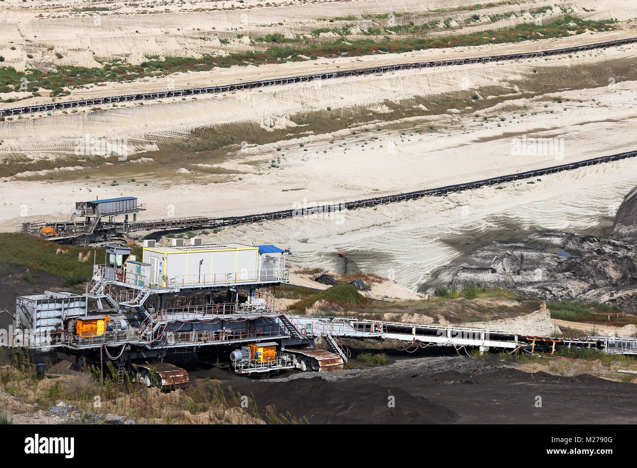 Mine de charbon à ciel ouvert avec des machines lourdes de l'industrie minière Banque D'Images