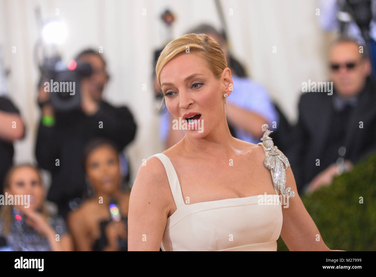 Uma Thurman arrive pour le Costume Institute au Metropolitan Museum of Art le 2 mai 2016 à New York. Banque D'Images