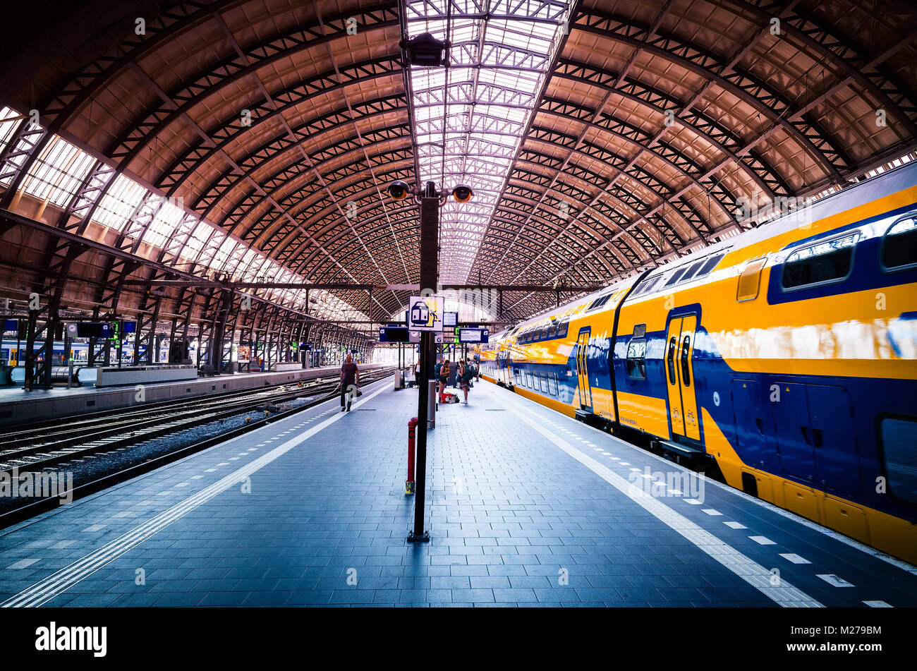 La gare Amsterdam Centraal, plate-forme de chemin de fer néerlandais aux Pays-Bas Banque D'Images