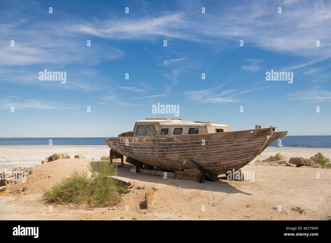 Bateau abandonné sur la plage, l'Bomby Salton Sea (Californie) Banque D'Images