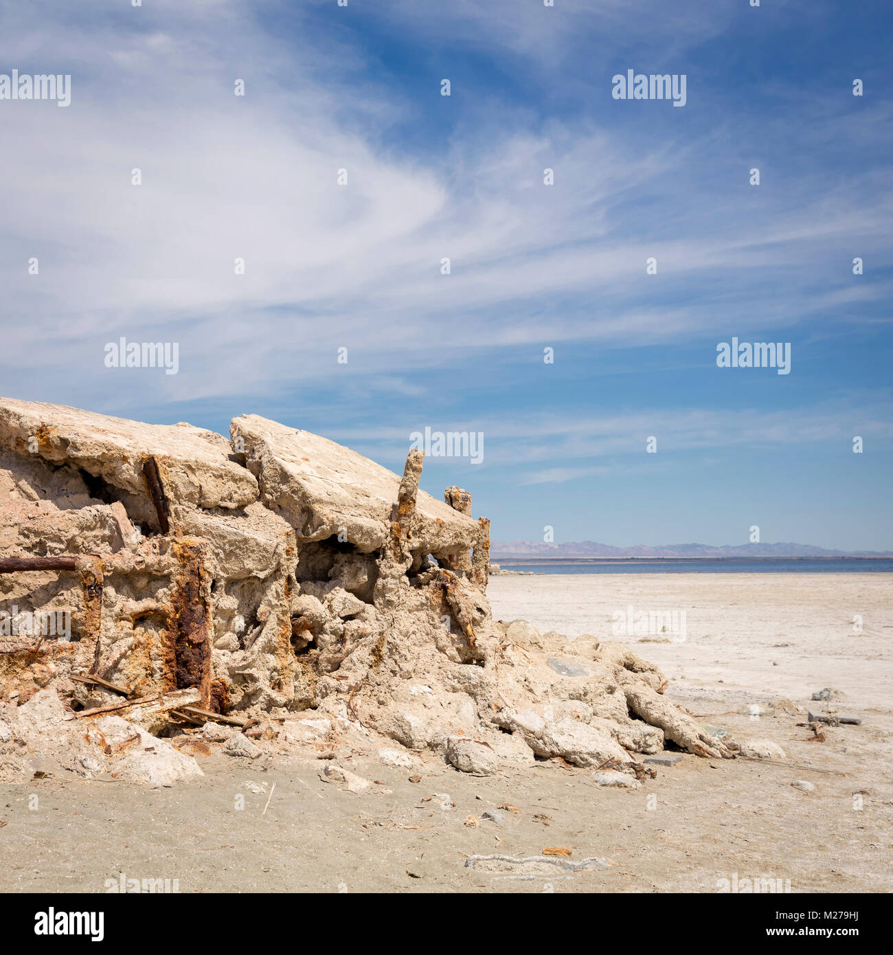 Les débris abandonnés à plage Bomby, la mer de Salton, California Banque D'Images