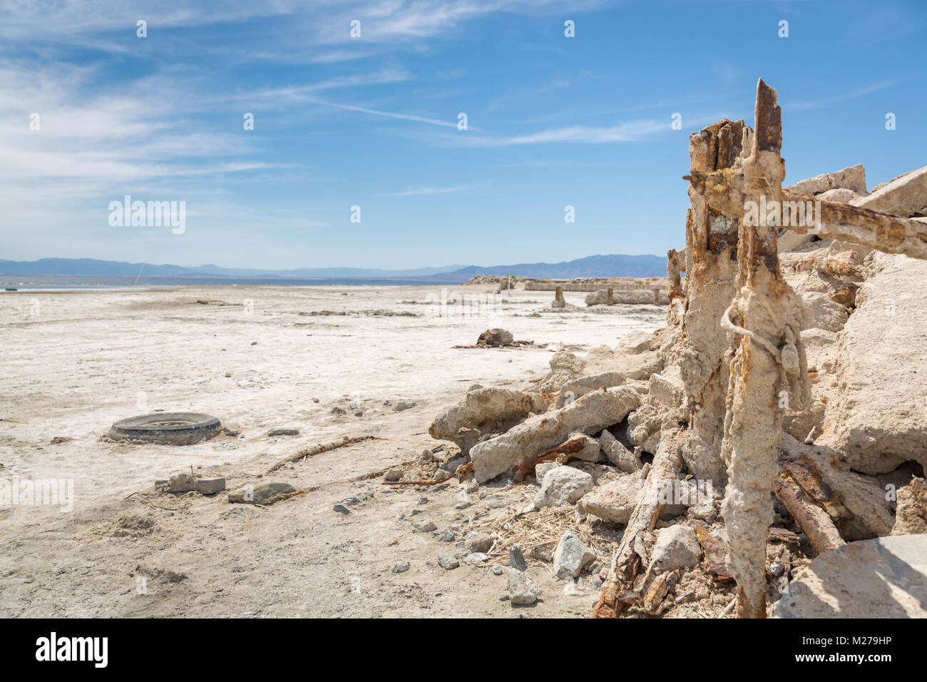 Les débris abandonnés à plage Bomby, la mer de Salton, California Banque D'Images