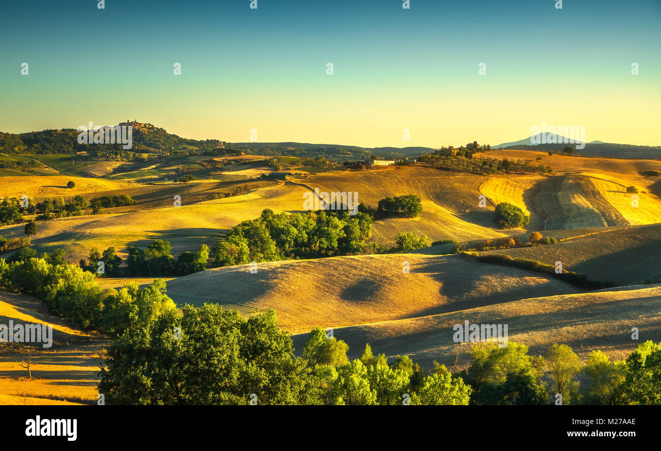 Campagne d'été en Toscane, Montepulciano village médiéval italien et collines. Sienne, Italie l'Europe. Banque D'Images