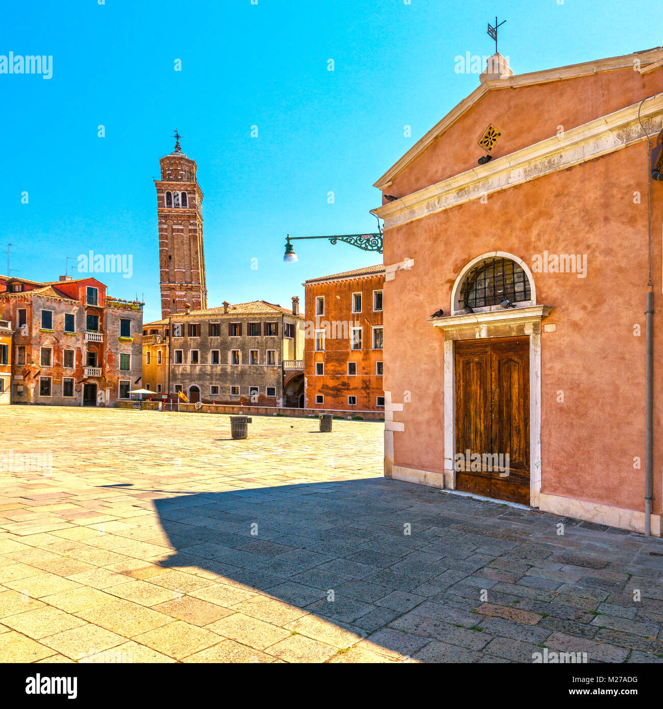 La ville de Venise, Campo S Anzolo square, petite église et tour campanile de Pise. Vénétie Italie Europe. Banque D'Images