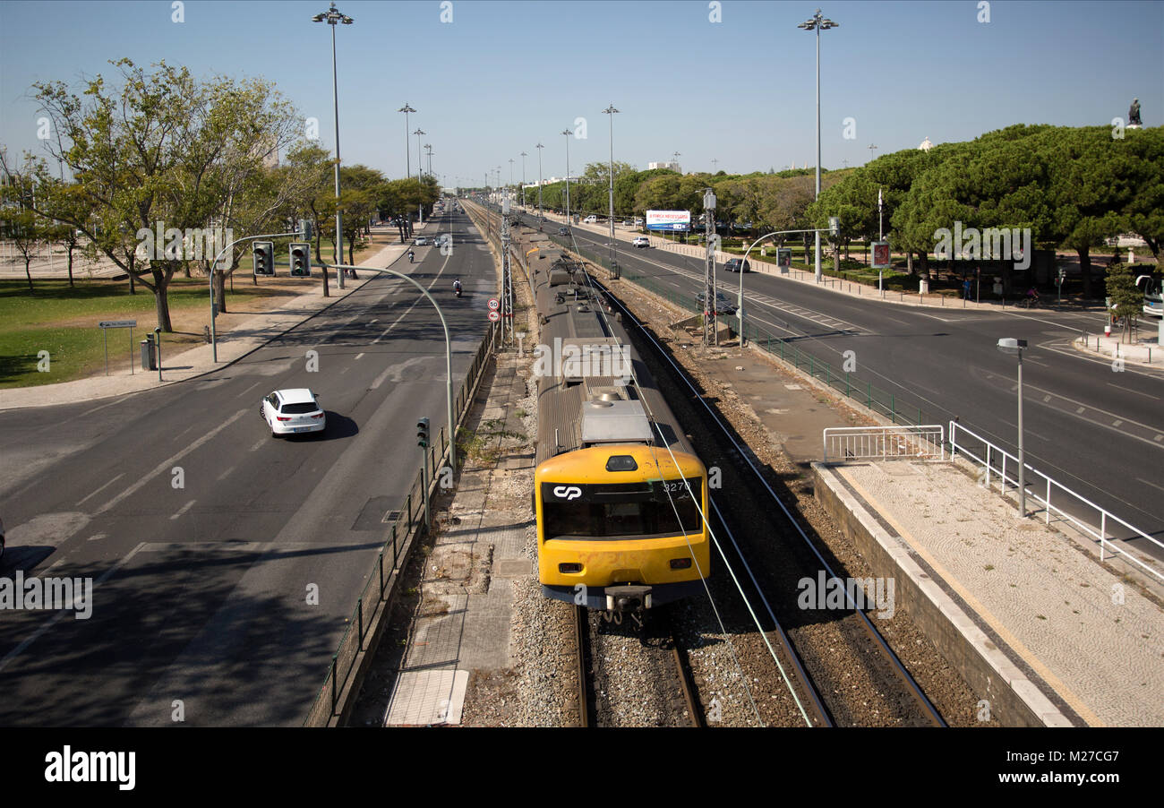 Train sur la ligne de Cascais en déplacement parallèle à l'Avenue de l'Inde à Belém, Lisbonne, Portugal Banque D'Images