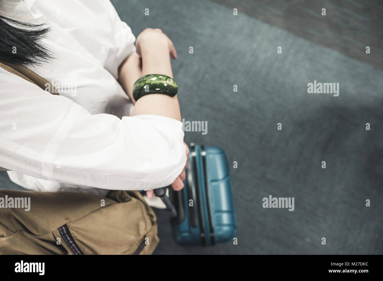 Woman backpacker avec valise debout à l'arrivée dans les bagages à l'aéroport,meilleur concept. Banque D'Images