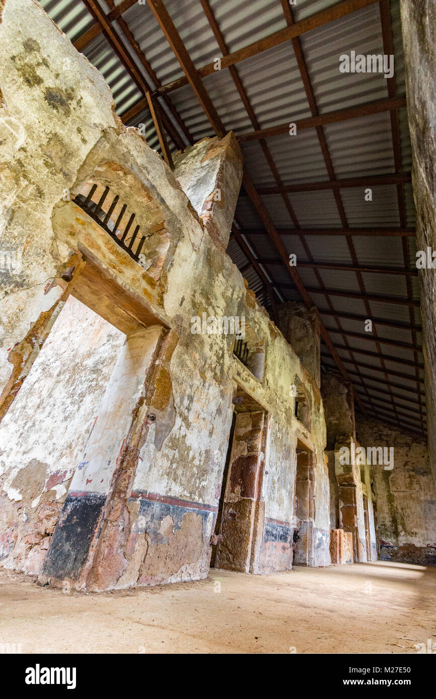 Intérieur d'une colonie pénale à l'île Royale, l'une des îles des Iles du Salut (Îles du salut) en Guyane. Ces îles font partie d'une pe Banque D'Images