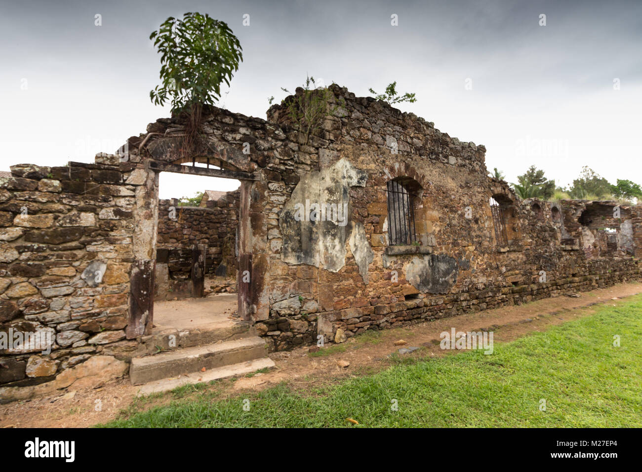 Ruines de l'ancienne colonie pénitentiaire à l'île Royale, l'une des îles des Iles du Salut (Îles du salut) en Guyane. Ces îles faisaient partie d'un Banque D'Images