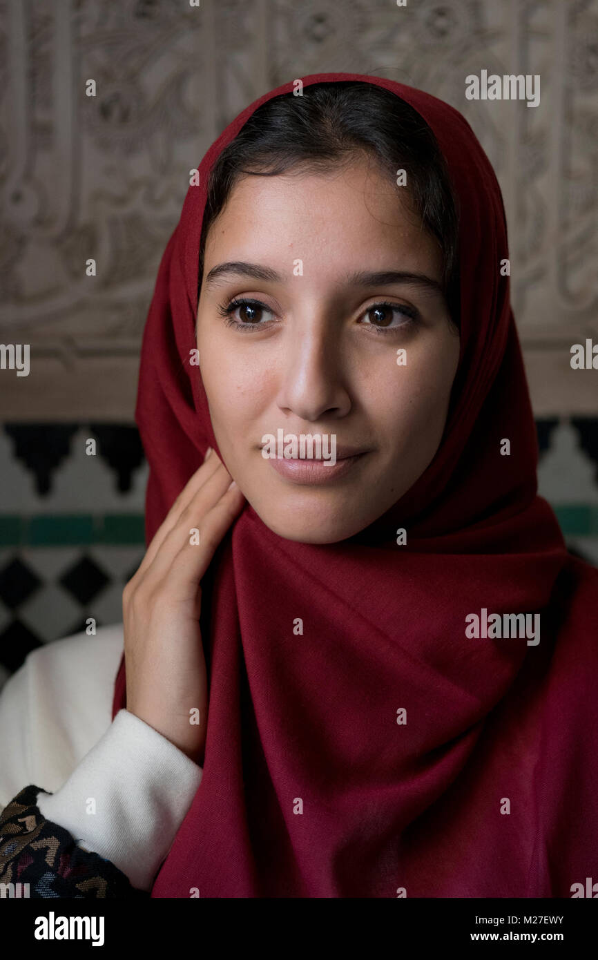 Portrait de jolie femme arabe en costume traditionnel avec red hijab sur la tête. Banque D'Images