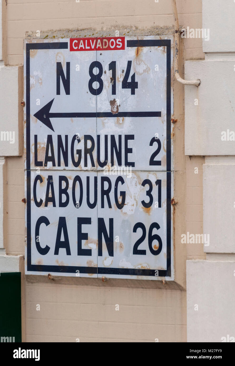 Old Road sign in Saint-Aubin-Sur-Mer, Normandie, France. Banque D'Images