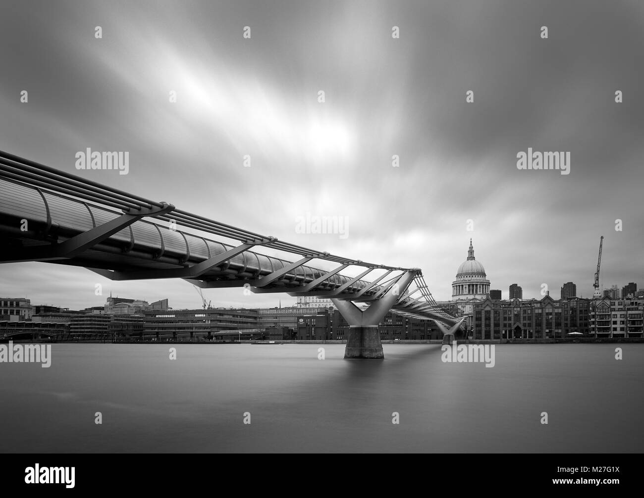 La passerelle du millénaire et la Cathédrale St Paul Banque D'Images