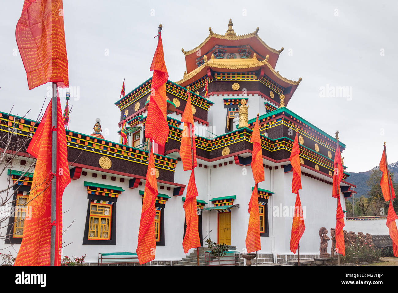 Un monastère bouddhiste dans toute sa gloire, d'or et rouge situé à Bir, l'Himachal Pradesh Banque D'Images