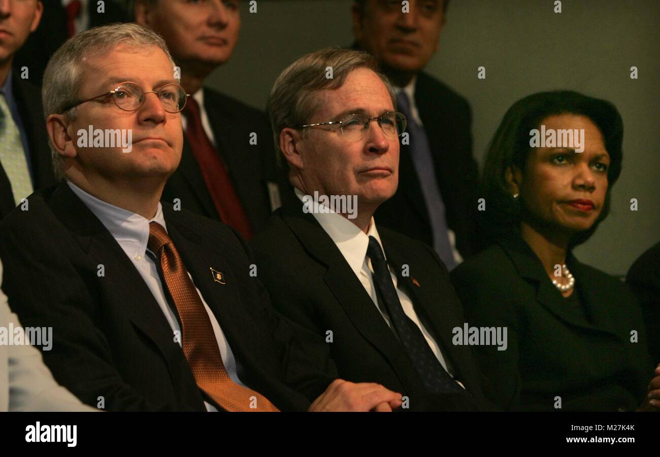 Josh Bolten, Chef de Cabinet de la Maison Blanche, Stephen Hadley, conseiller à la sécurité nationale, et le secrétaire d'État Condoleezza Rice pour écouter le président américain George W. Bush parler à l'Holocaust Memorial Museum de Washington, DC, le 18 avril 2007. Crédit : Dennis Brack / Piscine via CNP /MediaPunch Banque D'Images