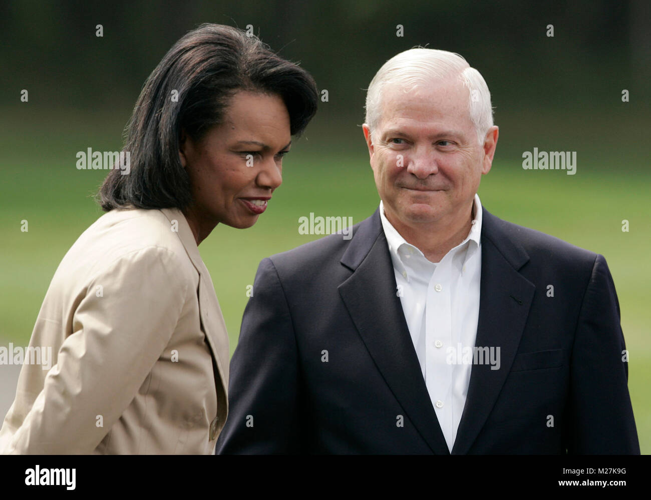 Secrétaire d'État américaine Condoleezza Rice (L), et le secrétaire américain à la Défense Robert Gates attendent le début d'une conférence de presse conjointe par le président américain George W. Bush et le président afghan Hamid Karzaï à Camp David dans le Maryland, USA le lundi 06 août 2007. Karzaï, visite de deux jours à l'élection présidentielle en montagne, se joindre à des discussions de problèmes à la maison, y compris une crise des otages et la résurgence des Taliban. /MediaPunch Banque D'Images