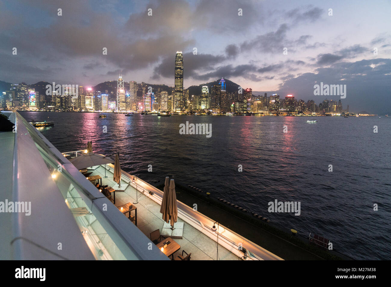 Hong Kong - Le 25 janvier 2018 : La plate-forme panoramique sur le dessus de l'océan le terminal de croisière à Kowloon avec la célèbre île de Hong Kong skyline at night Banque D'Images