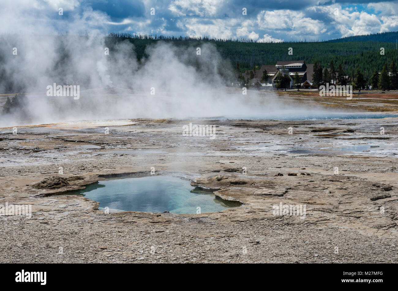 Vault Geyser dans la partie supérieure du bassin du geyser. Le Parc National de Yellowstone, Wyoming, USA Banque D'Images