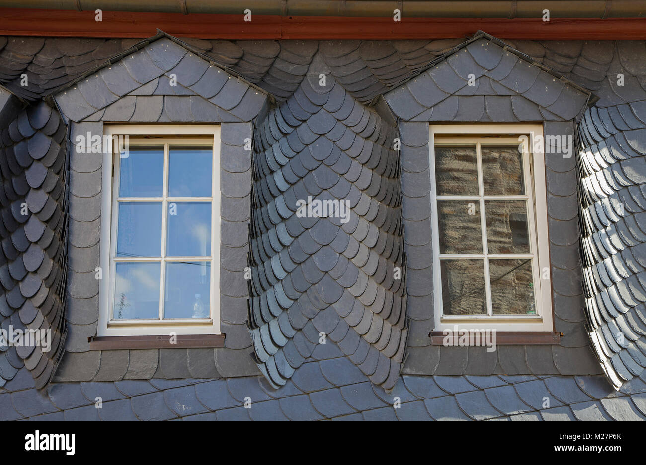 Détail, dormer couvertes de toit en ardoise naturelle d'une maison au village vin Moselle Lieser, Moselle, Rhénanie-Palatinat, Allemagne, Europe Banque D'Images