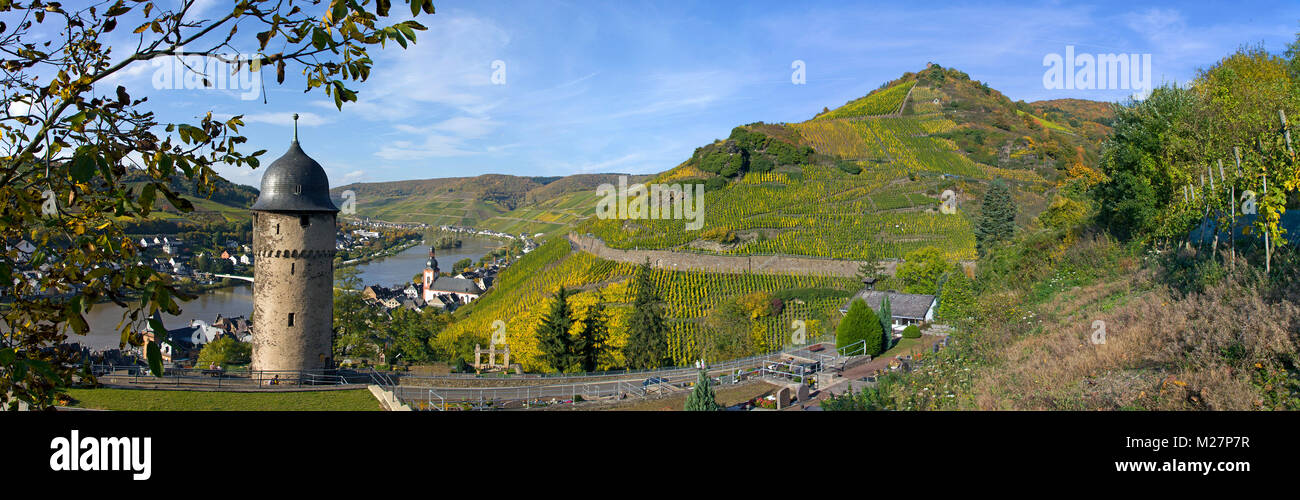Vue sur la tour ronde et le village viticole de Zell, Moselle, Rhénanie-Palatinat, Allemagne, Europe Banque D'Images
