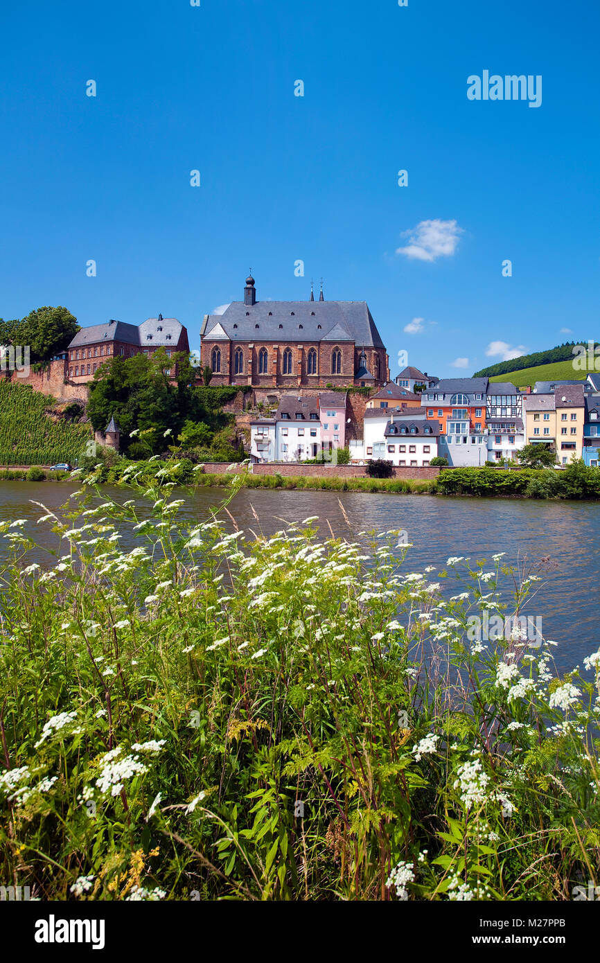 Vue sur la vieille ville avec l'église St.-Laurentius, Saarburg lors de la rivière Sarre, Rhénanie-Palatinat, Allemagne, Europe Banque D'Images