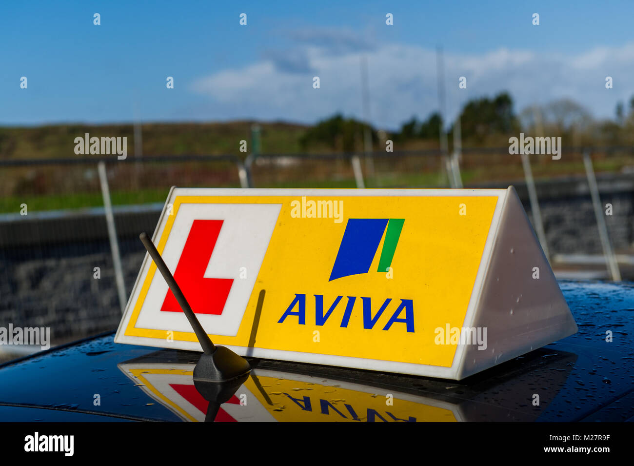 L'école de conduite « l'» Aviva s'affiche sur une voiture en Irlande le jour ensoleillé avec espace de copie. Banque D'Images