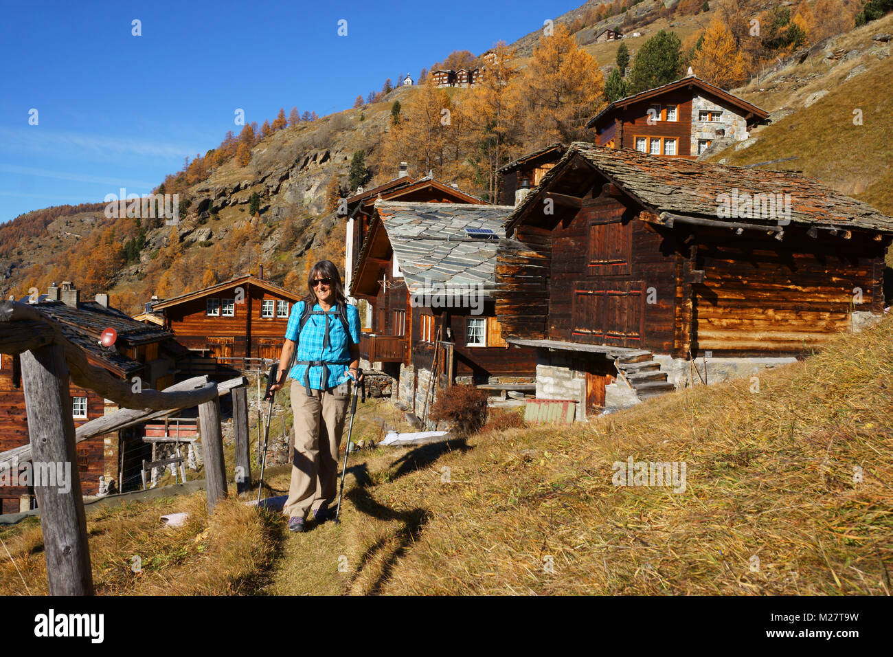 Randonneur à Unneri Gspon-Saas le long village Brend Grund 'Höhenweg', automne, Valais, Suisse Banque D'Images