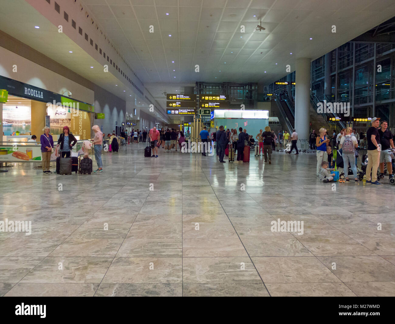 Le hall des arrivées à l'aéroport d'Alicante de nuit. Alicante, Espagne. Banque D'Images