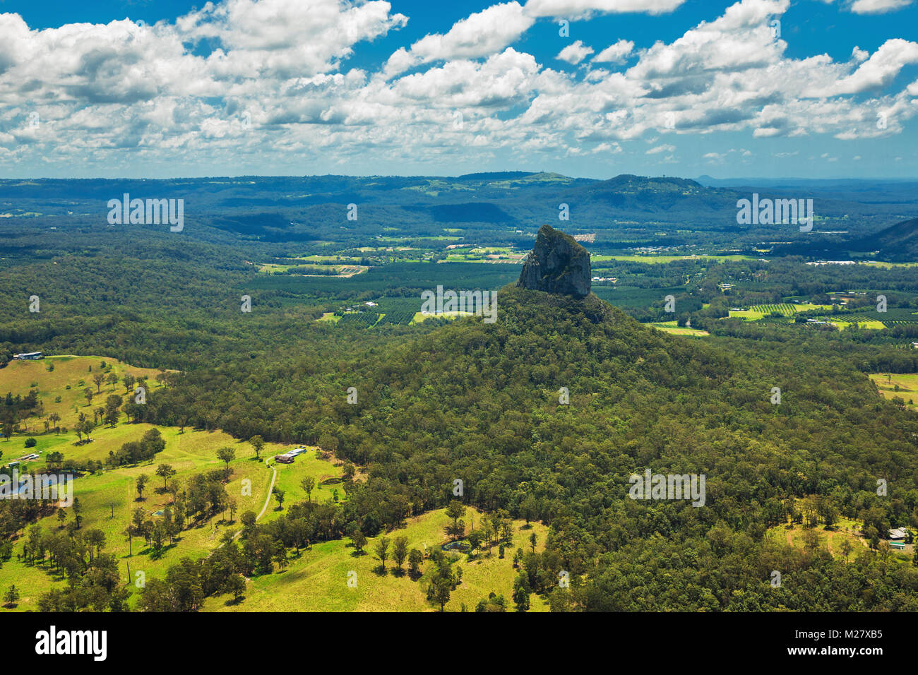 Vue aérienne de Glasshouse Mountains sur la Sunshine Coast, Australie, Queendsland Banque D'Images