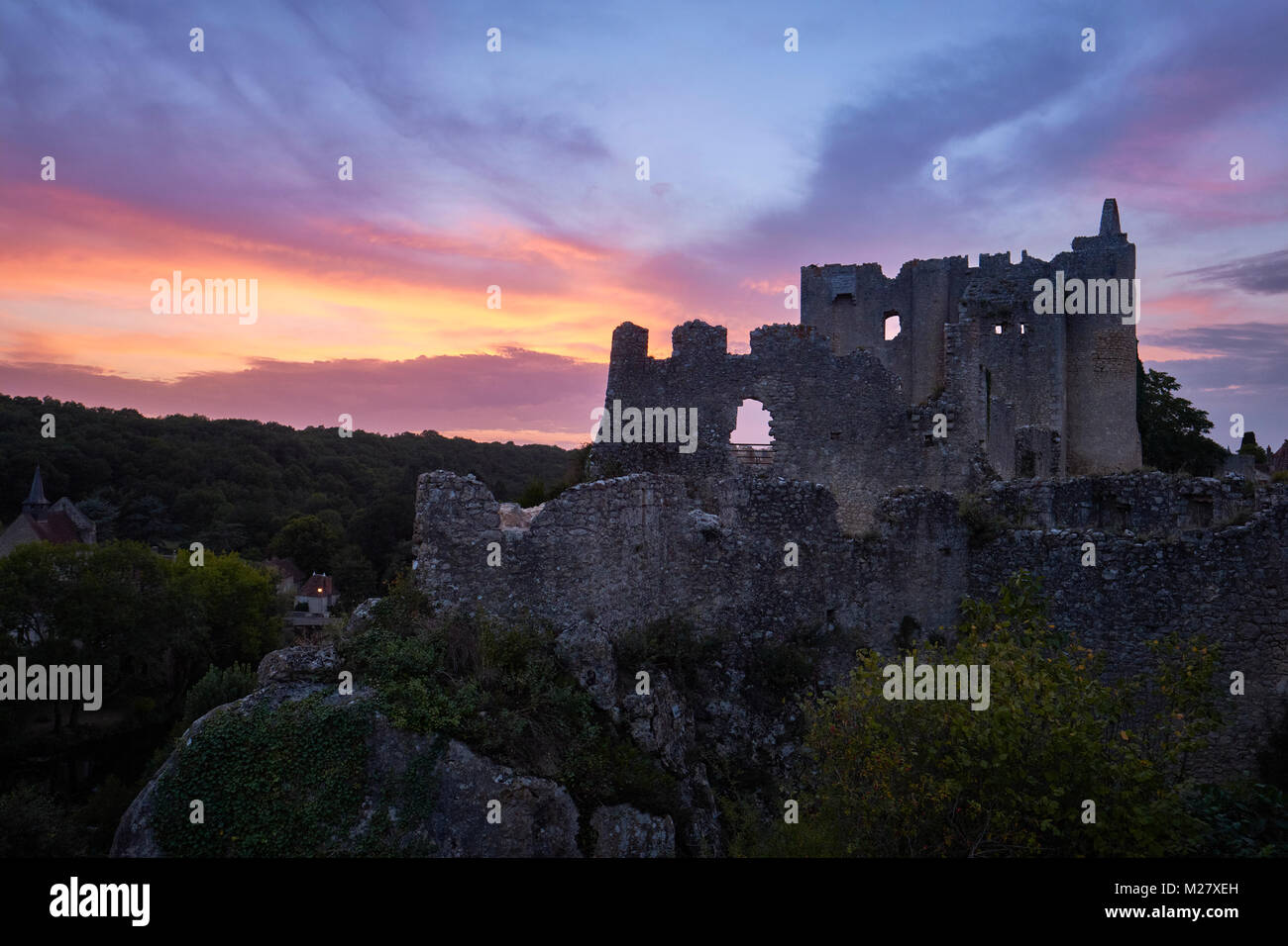 Les ruines du château d'Angles sur l'Anglin à Vienne France au coucher du soleil - un des plus beaux villages de France. Banque D'Images