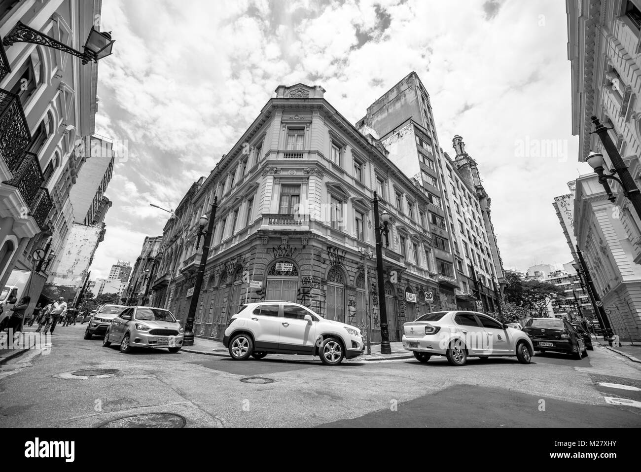 SAO PAULO, BRÉSIL - le 02 février : Noir et blanc photo de l'ancien immeuble d'angle, situé dans la zone centrale de Sao Paulo, Brésil. Banque D'Images