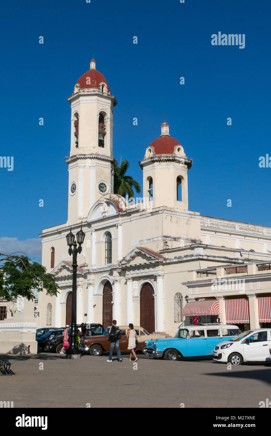 CIENFUEGOS, CUBA - 3 janvier 2017 : vieilles voitures garées dans le parc Jose Marti, la place principale de Cienfuegos, en face de la Purisima Concepcion Cathedr Banque D'Images