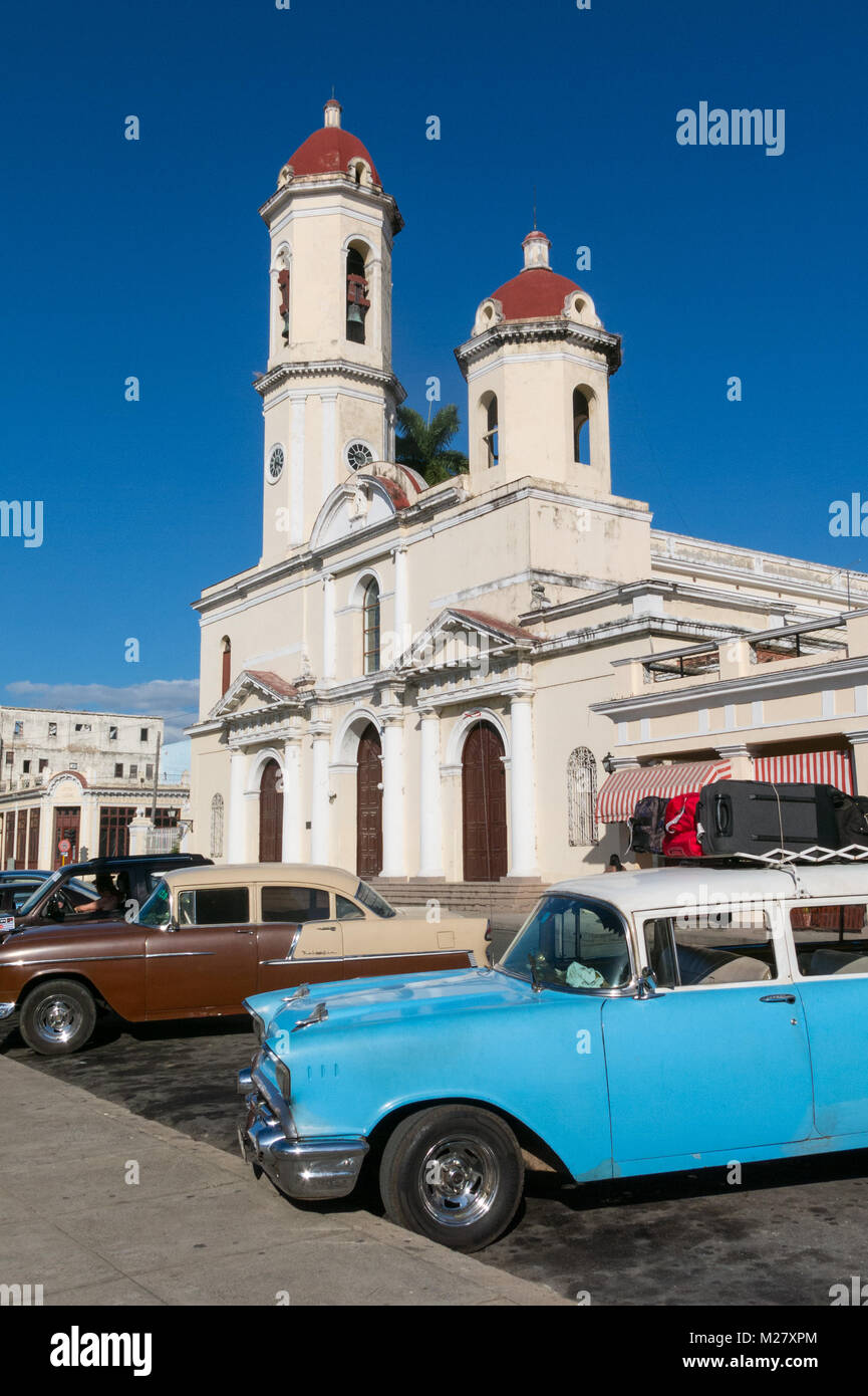 CIENFUEGOS, CUBA - 3 janvier 2017 : vieilles voitures garées dans le parc Jose Marti, la place principale de Cienfuegos, en face de la Purisima Concepcion Cathedr Banque D'Images